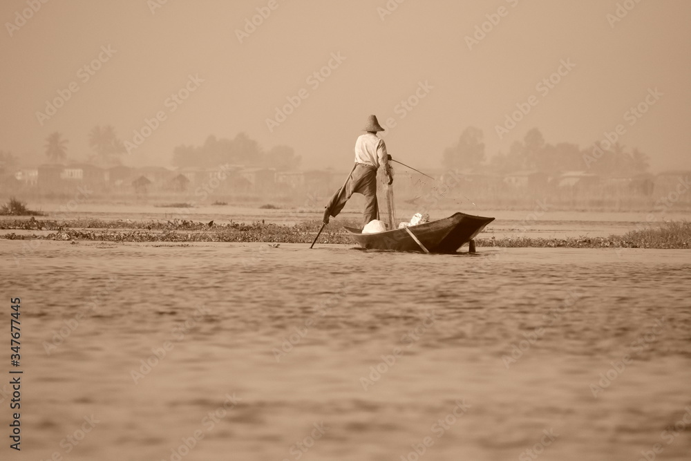 Naklejka premium 独特な現地の風習 スペシャルな漁 インレー湖(ミヤンマー)