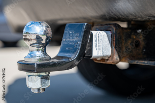Fototapet 2 trailer ball hitch mounted on the back of a vehicle