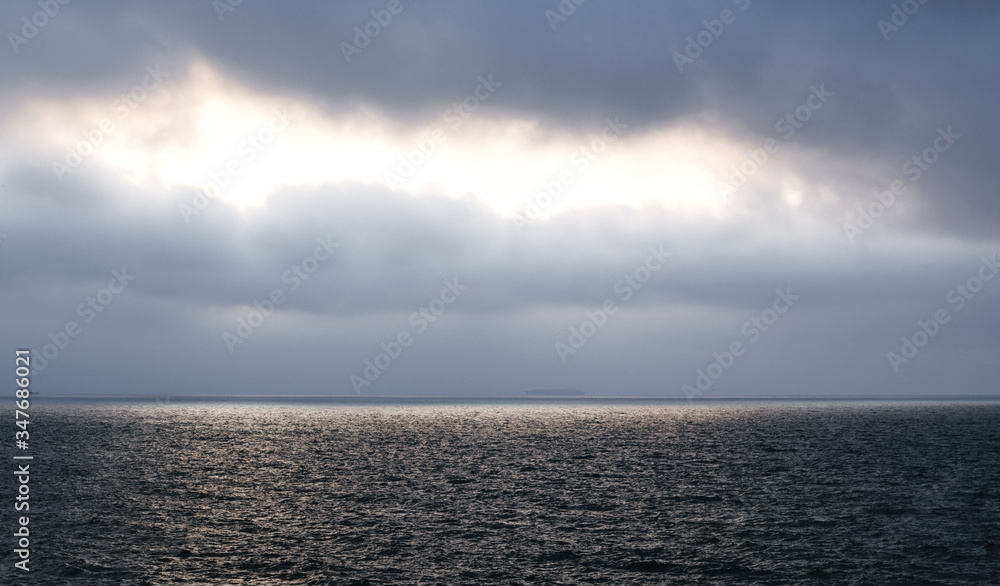 Obraz premium Nubes sobre el mar