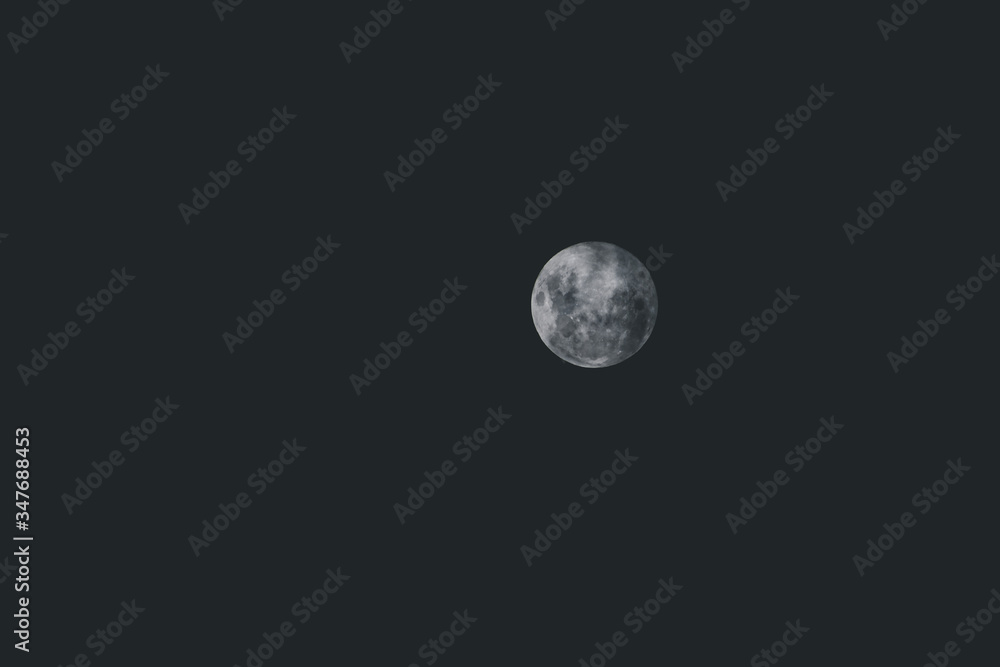 Obraz premium telephoto shot of full super moon in the night sky, with gently faded tones