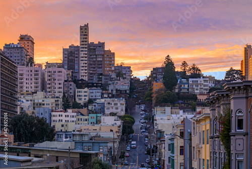 Photography High angle view of homes on the famous crooked Lombard Street, San Francisco Cal