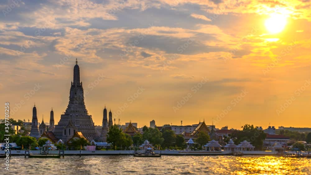 4K.Time lapse Landmark of bangkok Temple of Wat Arun, in Bangkok, Thailand