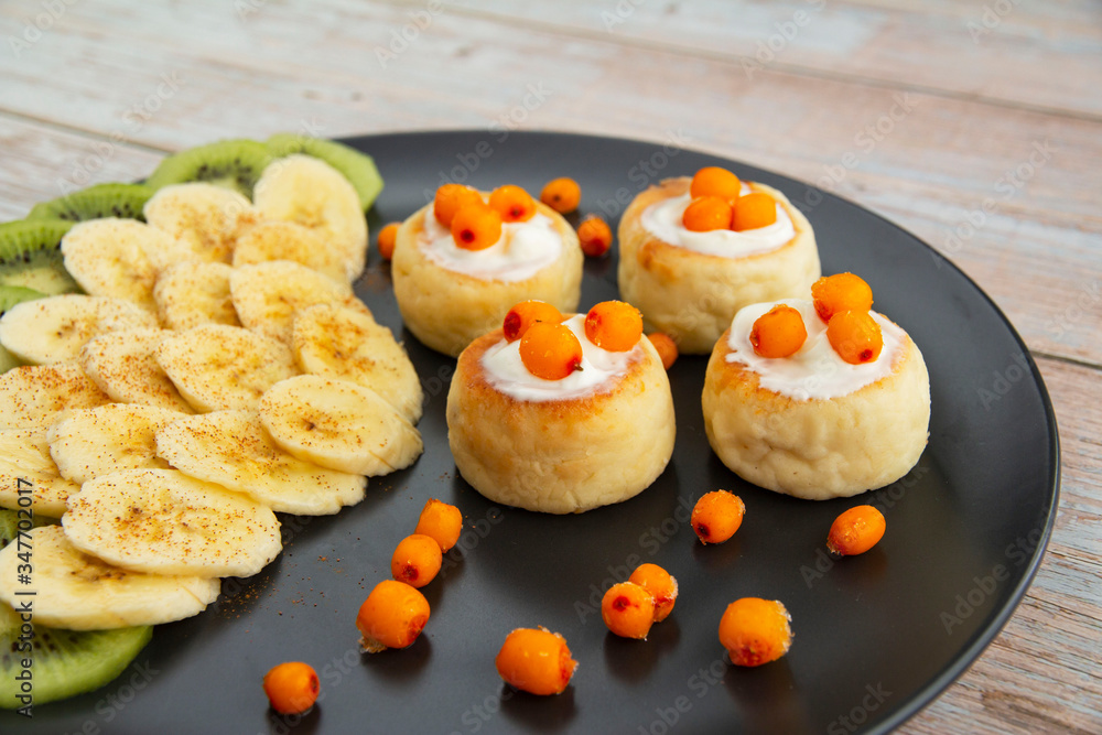 Sour cream cheesecakes with bananas, kiwi and sea buckthorn Sour cream cheesecakes with bananas, kiwi and sea buckthorn