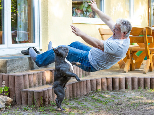 Foto An older man has stumbled and falls down a flight of stairs
