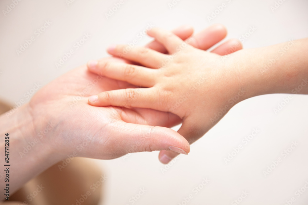 手をつなぐ母子 手をつなぐ母子
