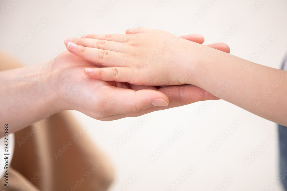 手をつなぐ母子 手をつなぐ母子