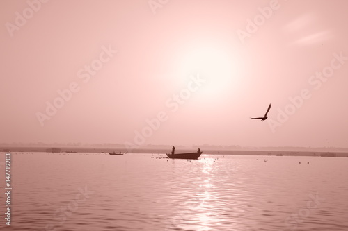 サンセットを背に羽ばたく１羽の鳥　ガンジス川(ヴァラナシ<インド>)
