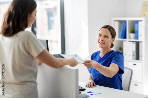 Quadro su tela medicine, people and healthcare concept - female doctor or nurse and patient wit