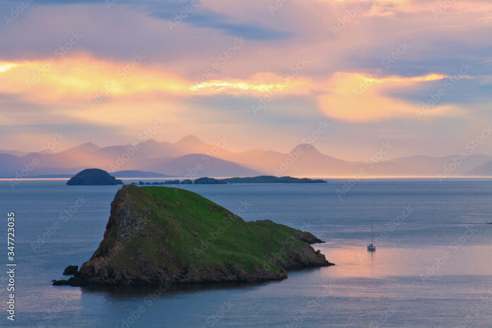 Schottlandsküste im wunderschönen Abendlicht der Sonne mit Segelboot