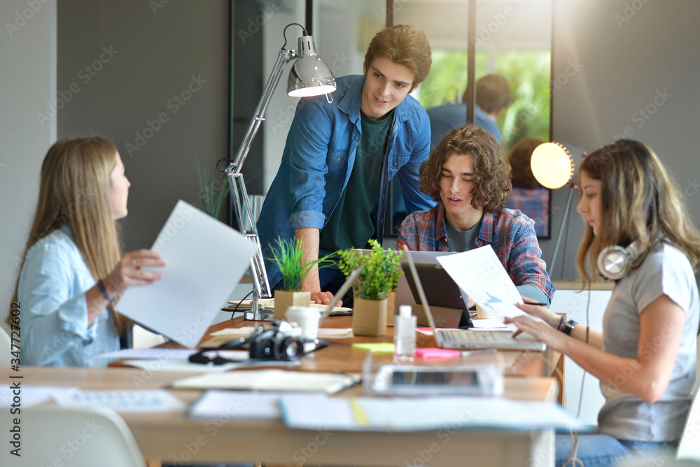 Obraz premium Young people in co-working space