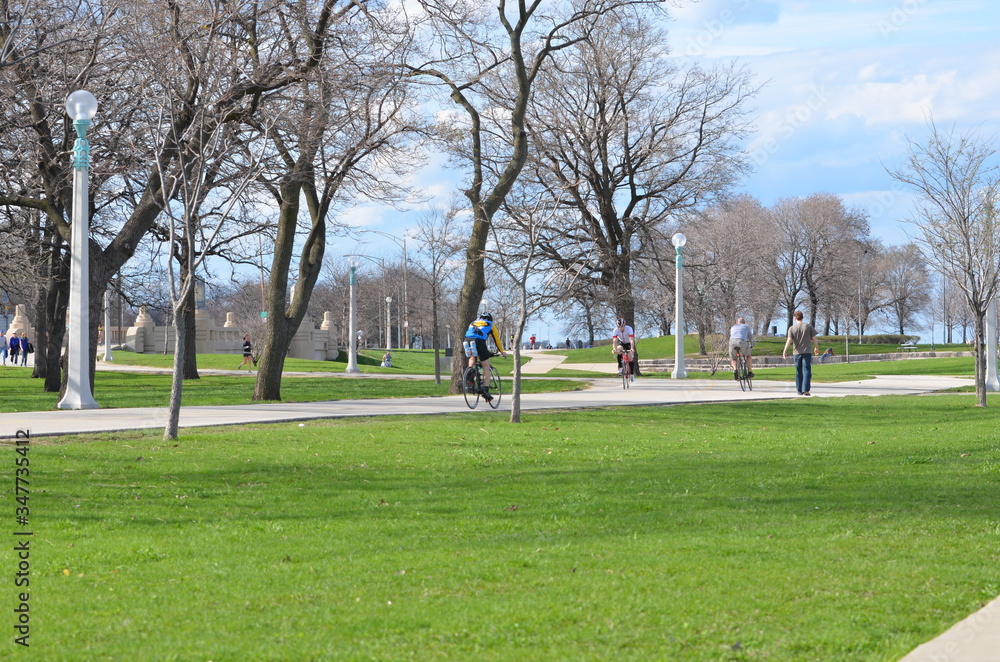 Obraz premium man walking in park