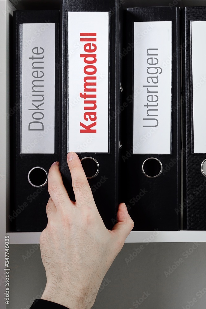 Kaufmodell – Finanzen/Statistik. Ordner im Büro-Regal. Hand greift Unterlagen im Schrank. Beschriftung mit Wort Kaufmodell – Finanzen/Statistik. Ordner im Büro-Regal. Hand greift Unterlagen im Schrank. Beschriftung mit Wort