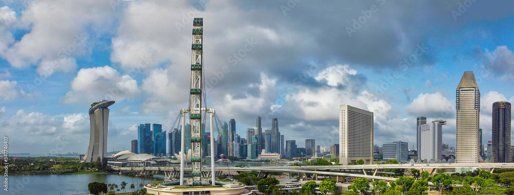 Fototapeta premium SINGAPORE - JANUARY 2, 2020: Aerial panoramic view of city skyline from ferrys wheel