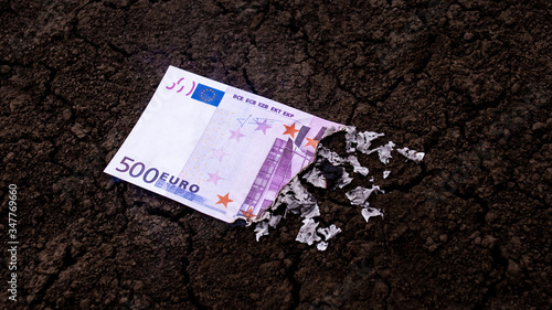 500 euro banknotes burn in the fire