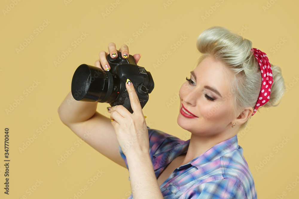 Obraz premium A photo of the pin-up girl with a photo camera