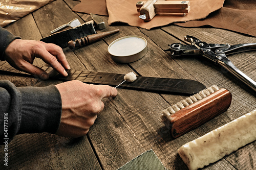 Foto Working process of the leather belt in the leather workshop