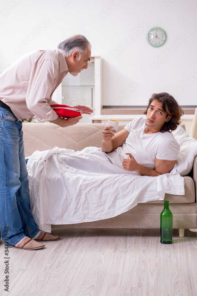 Obraz premium Man with drinking problem and the family