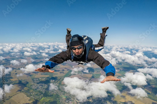 Obraz na płótnie Male skydiver falling above the clouds