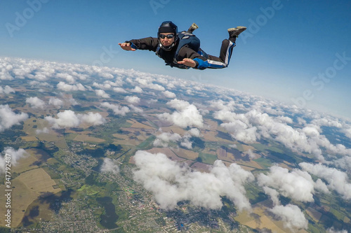 Photo Parachutist skydiving above the clouds
