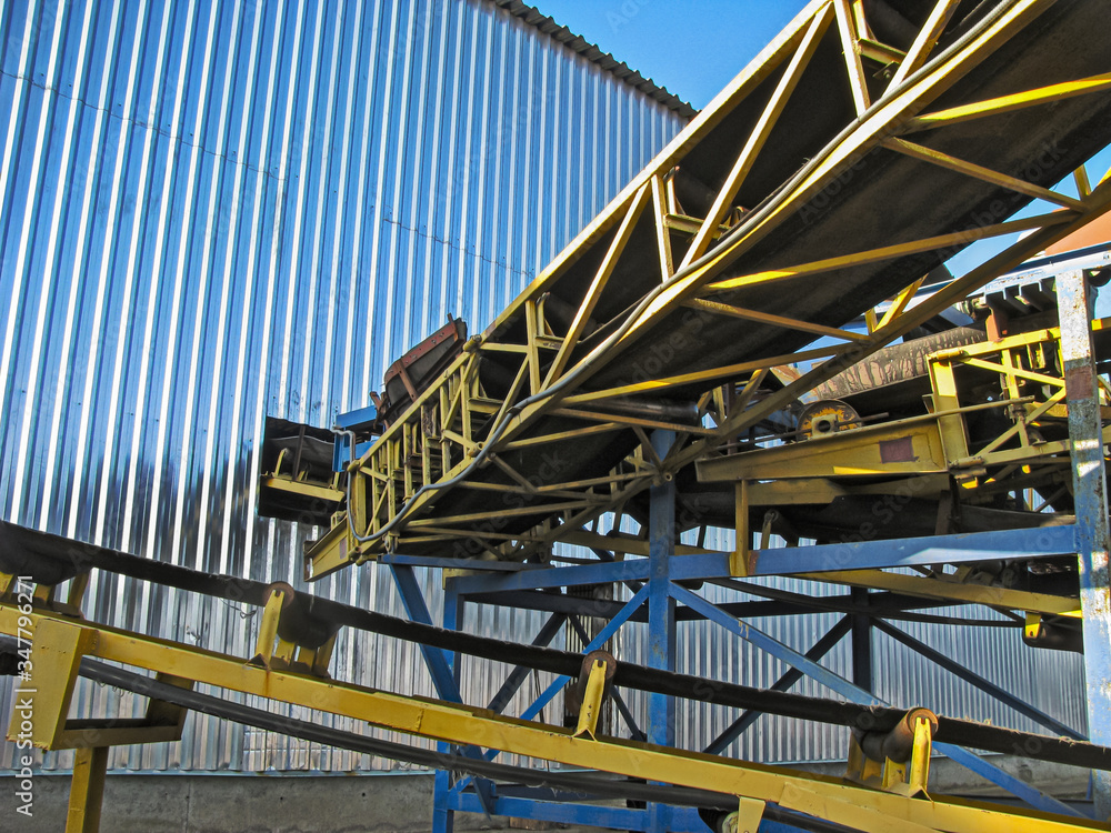 Distributing Conveyor Unit as Part of the Technological Line of the Metallurgical Processing Complex