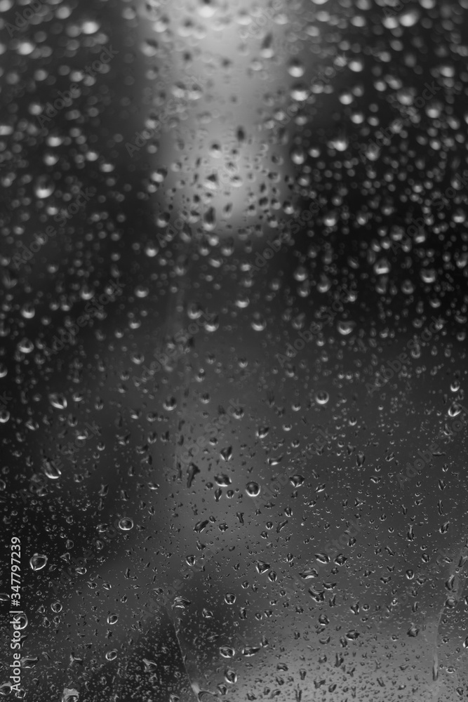 gotas de lluvia en ventana en blanco y negro gotas de lluvia en ventana en blanco y negro