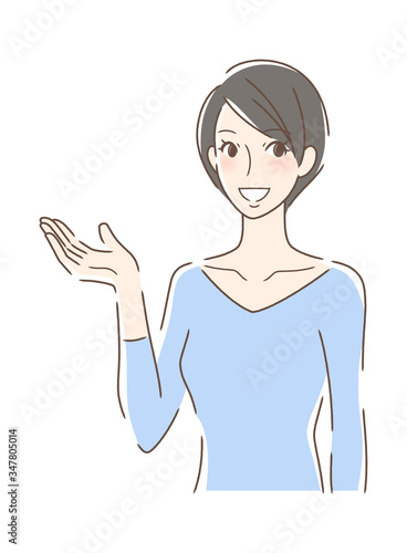 笑顔で手のひらを差し出す女性