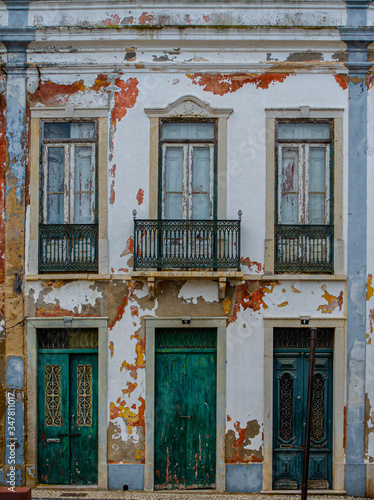 Fototapeta Naklejka Na Ścianę i Meble -  old windows in Portugal