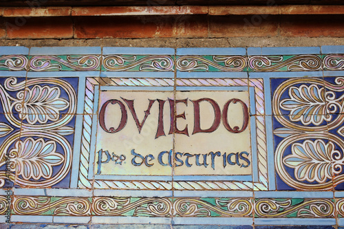 Azulejo sobre Oviedo en la Plaza de España de Sevilla	
