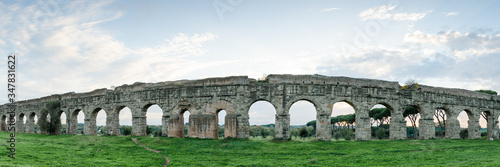 Canvastavla Panoramica centrale di una antica architettura romana del Parco degli acquedotti