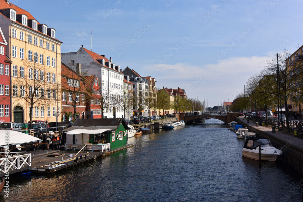 コペンハーゲンの古い街並み。運河のある景色。Iconic port view in the old town of Copenhagen, Denmark