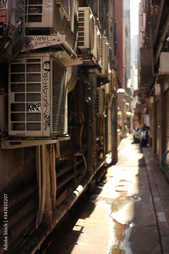 ビルの狭間の路地