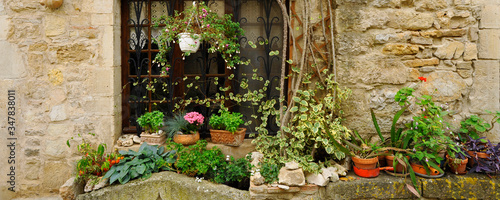 Panoramique jardinière rustique en pierres sur mur en pierres
