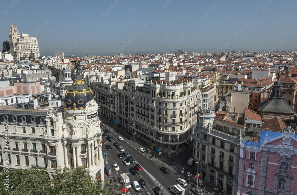 rooftop lookout to edificio metropolis at the corner of calle de alcala and gran via madrid