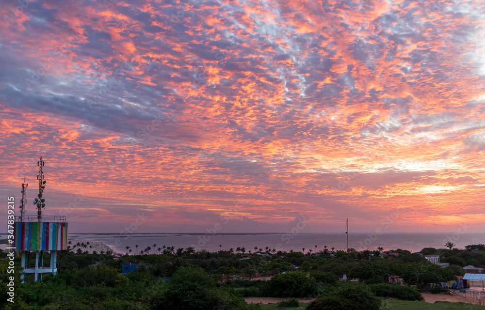 Naklejka premium Céu com cores quentes visto do Morro do Serrote em Jericoacoara, Ceará, Brasil.