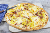 pizza au fromage à raclette, pommes de terre et bacon