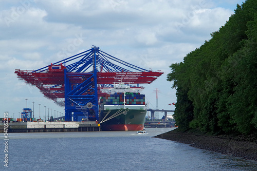 Hamburger Hafen  Containerkai an der Elbe