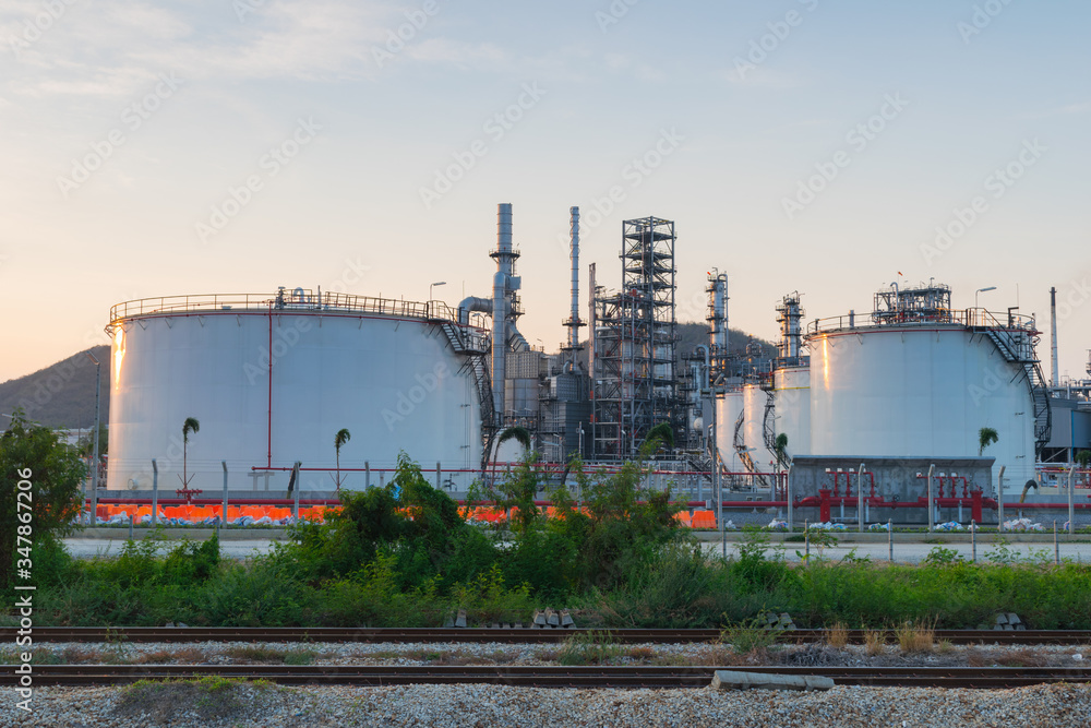 Obraz premium Oil Refinery factory in evening, Petroleum, petrochemical plant