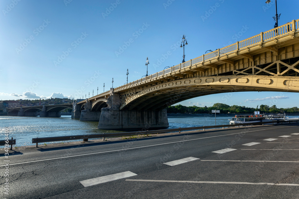 Obraz premium Margaret Bridge in Budapest on a sunny afternoon