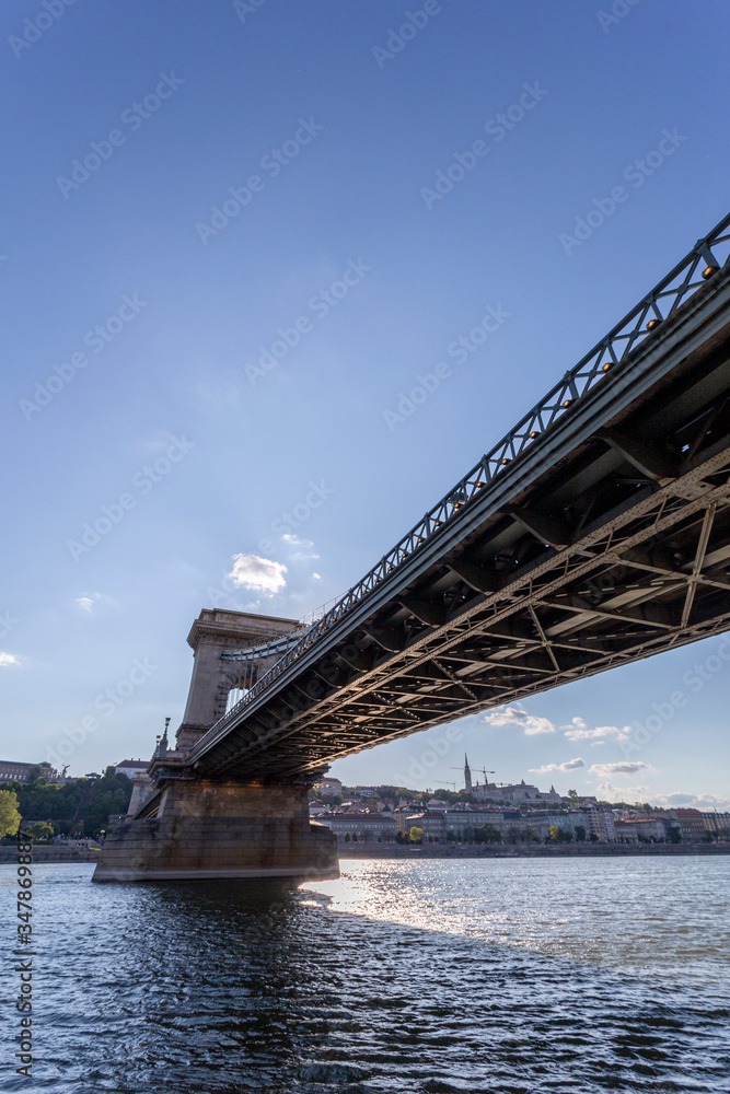 Obraz premium The famous Chain bridge in Budapest on a sunny afternoon.