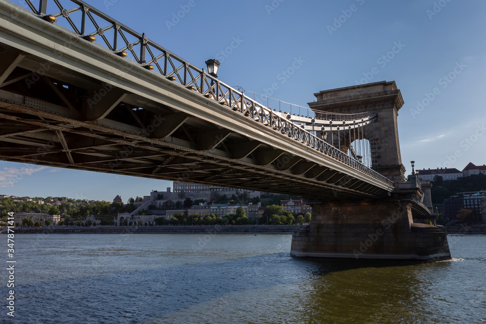 Obraz premium The famous Chain bridge in Budapest on a sunny afternoon.