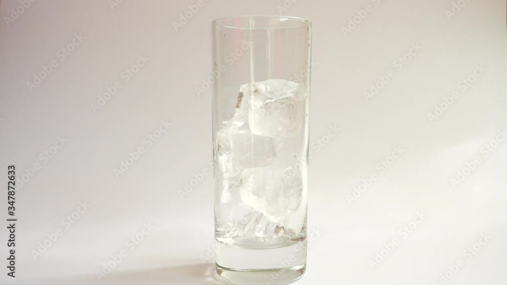 Preparation of carbonated beverage with ice, lemon and orange.
Preparation of carbonated beverage with ice, lemon and orange.