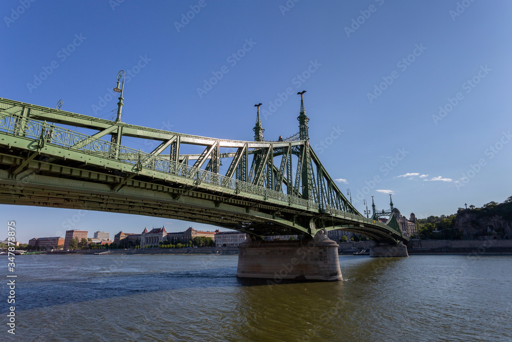 Obraz premium Liberty Bridge in Budapest on a sunny afternoon