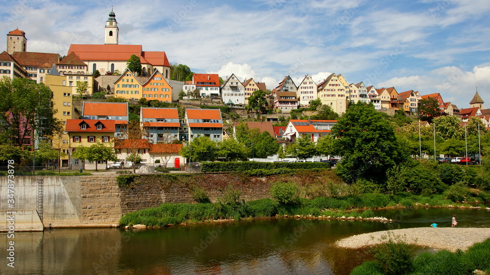 malerische Stadtansicht von Horb am Neckar mit Kirche und alten Häusern hoch über dem Fluss Neckar