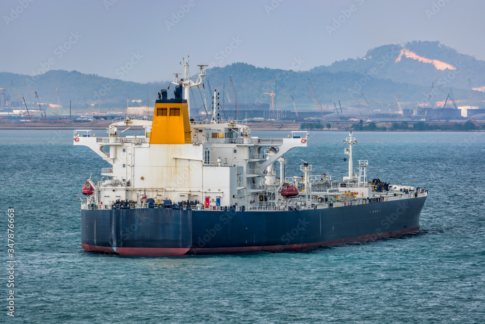 Fototapeta premium Laden crude oil tanker anchored in outer harbor in front of the Pengerang Deepwater Petroleum Terminal in Johor, Malaysya.