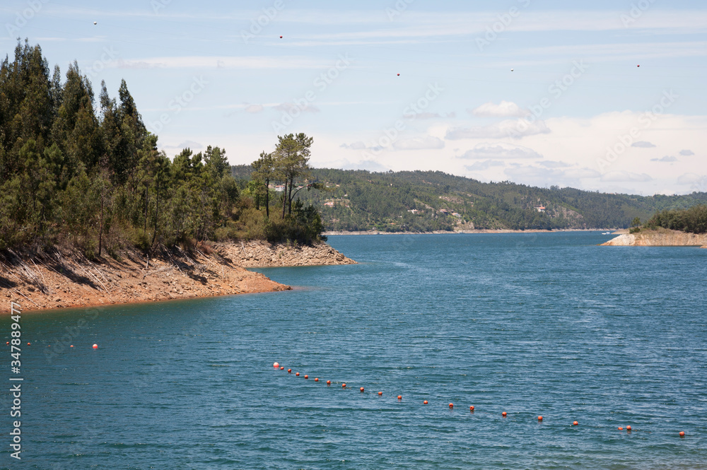 Foto de shoreline of the Castelo do Bode lake, Central Portugal. A man made lake with a hydro