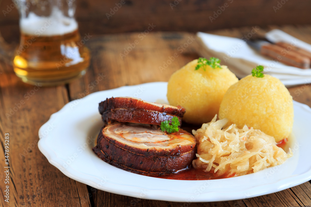 schweinebraten mit knödel und sauerkraut foto de Stock | Adobe Stock schweinebraten mit knödel und sauerkraut foto de Stock | Adobe Stock