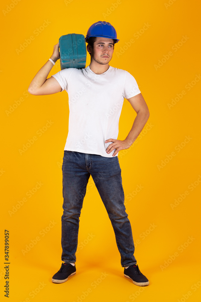 joven vestido de obrero de la construcción con su caja de herramientas joven vestido de obrero de la construcción con su caja de herramientas