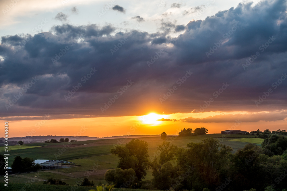 Obraz premium Sonnenuntergang in Hügellandschaft