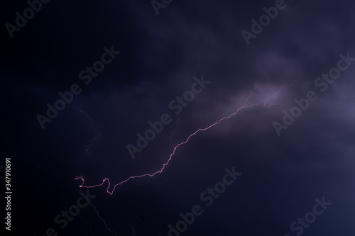 Blitz in den Wolken während eines nächtlichen Gewitters