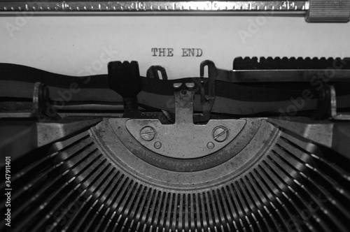 messaggio di testo The End su foglio scritto con una vecchia macchina da scrivere